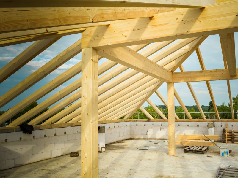 Offener Holzdachstuhl im Ausbau mit hellen Sparren